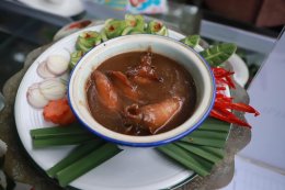 ผู้ว่าฯ นราธิวาส เปิดกิจกรรม ส่งเสริมเศรษฐกิจฐานราก โดยชุมชนท่องเที่ยว OTOP นวัตวิถี ตลาดน้ำยะกัง 
