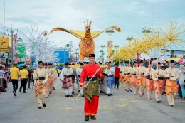 ยิ่งใหญ่ตระการตา ประชาชนนับหมื่น  แห่ชมริ้วขบวนพหุวัฒนธรรมของดีเมืองนรา 