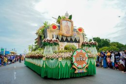 ยิ่งใหญ่ตระการตา ประชาชนนับหมื่น  แห่ชมริ้วขบวนพหุวัฒนธรรมของดีเมืองนรา 