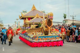 ยิ่งใหญ่ตระการตา ประชาชนนับหมื่น  แห่ชมริ้วขบวนพหุวัฒนธรรมของดีเมืองนรา 