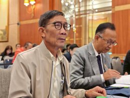 สว.'ชีวะภาพ' ชวนคนไทยสู้โลกร้อน นำร่อง 'ผ้าป่าคาร์บอนเครดิต' ก้าวแรกสู่ความหวังเพื่อโลกที่ยั่งยืน!
