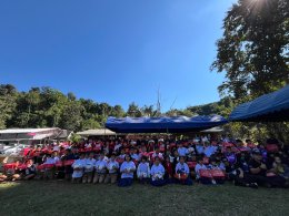 พล.ต.ต.ธีรเดช ธรรมสุธีร์ รองผู้บัญชาการตำรวจนครบาล  ร่วมกับ นายธีรวิทย์ เชาวนศิลป์ ผู้แทนบริษัท บางกอกแอธเลติก จำกัด (PAN) มอบอุปกรณ์กีฬา รองเท้านักเรียน และสิ่งของเครื่องใช้ที่จำเป็น ให้แก่สถานศึกษาในพื้นที่ห่างไกล รวมจำนวน 3 แห่ง 