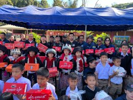 พล.ต.ต.ธีรเดช ธรรมสุธีร์ รองผู้บัญชาการตำรวจนครบาล  ร่วมกับ นายธีรวิทย์ เชาวนศิลป์ ผู้แทนบริษัท บางกอกแอธเลติก จำกัด (PAN) มอบอุปกรณ์กีฬา รองเท้านักเรียน และสิ่งของเครื่องใช้ที่จำเป็น ให้แก่สถานศึกษาในพื้นที่ห่างไกล รวมจำนวน 3 แห่ง 