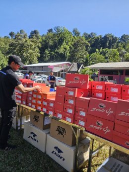 พล.ต.ต.ธีรเดช ธรรมสุธีร์ รองผู้บัญชาการตำรวจนครบาล  ร่วมกับ นายธีรวิทย์ เชาวนศิลป์ ผู้แทนบริษัท บางกอกแอธเลติก จำกัด (PAN) มอบอุปกรณ์กีฬา รองเท้านักเรียน และสิ่งของเครื่องใช้ที่จำเป็น ให้แก่สถานศึกษาในพื้นที่ห่างไกล รวมจำนวน 3 แห่ง 