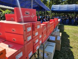 พล.ต.ต.ธีรเดช ธรรมสุธีร์ รองผู้บัญชาการตำรวจนครบาล  ร่วมกับ นายธีรวิทย์ เชาวนศิลป์ ผู้แทนบริษัท บางกอกแอธเลติก จำกัด (PAN) มอบอุปกรณ์กีฬา รองเท้านักเรียน และสิ่งของเครื่องใช้ที่จำเป็น ให้แก่สถานศึกษาในพื้นที่ห่างไกล รวมจำนวน 3 แห่ง 