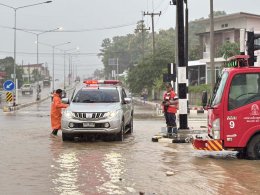 พายุซูลิกซัด มุกดาหารอ่วม  ฝนตกตลอดคืน น้ำท่วมขัง รอการระบาย