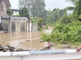 พายุซูลิกซัด มุกดาหารอ่วม  ฝนตกตลอดคืน น้ำท่วมขัง รอการระบาย