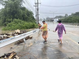 พายุซูลิกซัด มุกดาหารอ่วม  ฝนตกตลอดคืน น้ำท่วมขัง รอการระบาย