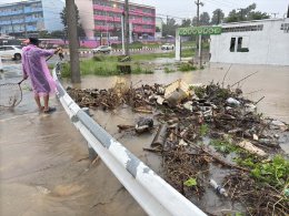 พายุซูลิกซัด มุกดาหารอ่วม  ฝนตกตลอดคืน น้ำท่วมขัง รอการระบาย