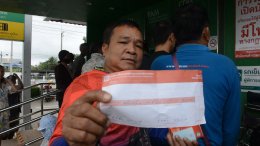 บรรยากาศการกดเงินของประชาชน คึกคักแต่เช้า บางรายมารอตั้งแต่ 7.30 น.
