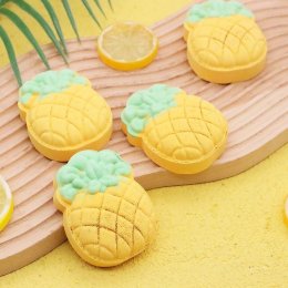 Pineapple Bathbomb ดีไซน์เป็นรูปสัปปะรดสีสดใสสวยงาม