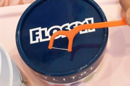XYLITOL FLOSSY ไหมขัดฟัน ป้องก้นฟันผุ1 กล่องมี 60 ชิ้น