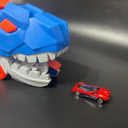 ไดโนเสาร์เขมือบรถ! แถมรถ 10 คัน เปิดออกมาเท่สุดๆ