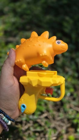 ปืนฉีดพ่นน้ำ อาวุธใหม่ของเล่นเด็กดีไซน์เท่ไม่ซ้ำใคร