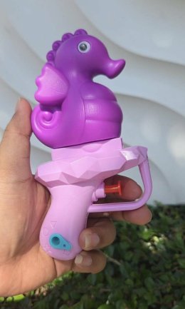 ปืนฉีดพ่นน้ำ อาวุธใหม่ของเล่นเด็กดีไซน์เท่ไม่ซ้ำใคร