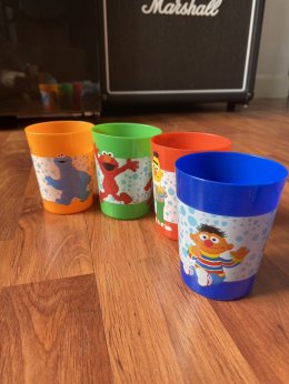 แก้วน้ำพลาสติก elmo เซ็ต 4 ใบ แถมแปรงที่มีที่ขูดลิ้นในตัว