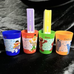 แก้วน้ำพลาสติก elmo เซ็ต 4 ใบ แถมแปรงที่มีที่ขูดลิ้นในตัว