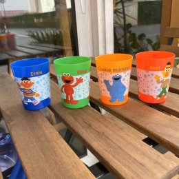 แก้วน้ำพลาสติก elmo เซ็ต 4 ใบ แถมแปรงที่มีที่ขูดลิ้นในตัว