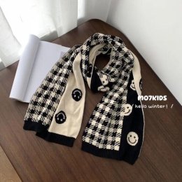 ผ้าพันคอ Black Smiley Scarf