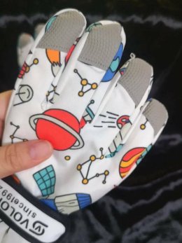 ถุงมือสกีเด็ก แบรนด์ Voloker ดีไซน์ลายอวกาศน่ารักๆ