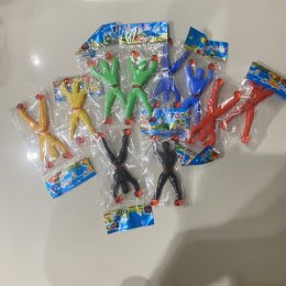 มนุษย์แมงมุม 10 ตัว  เกาะติดผนังแน่นยืดได้ดึงได้