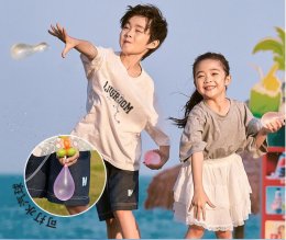 ที่สูบลูกโป่งน้ำเป็นที่ฉีดน้ำได้ด้วยการ์ตูนน่ารัก