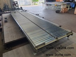 Roller conveyor with turn table