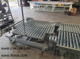 Roller conveyor with turn table