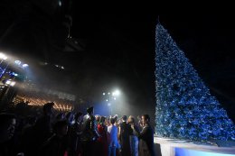 연말에 행복을 전하는 '낫 미리아 - 잼 라차타' 럭셔리 주얼리를 착용하고 “BEAUTY GEMS CHRISTMAS TREE LIGHTING CEREMONY” 이벤트에 참여해보세요.