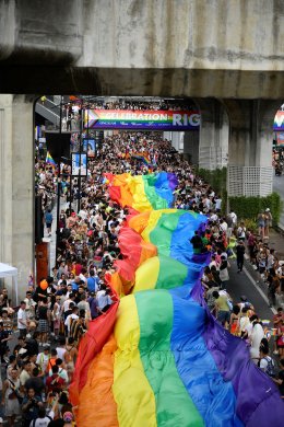 英法-夏洛特-布克科-拉薩米哈伊引領藝人揮舞著平等的彩虹旗。