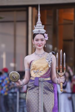 ICONSIAM Songkran Day 7, tourists playing in the water overflowing Join in admiring Miss Songkran Mahothon Devi Dearna Flipo, a beautiful and elegant Thai woman. Open the water play area and watch mini concerts continuously until 21 April.