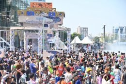 ICONSIAM Songkran Day 7, tourists playing in the water overflowing Join in admiring Miss Songkran Mahothon Devi Dearna Flipo, a beautiful and elegant Thai woman. Open the water play area and watch mini concerts continuously until 21 April.