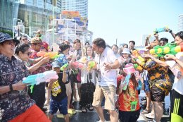 ICONSIAM Songkran Day 7, tourists playing in the water overflowing Join in admiring Miss Songkran Mahothon Devi Dearna Flipo, a beautiful and elegant Thai woman. Open the water play area and watch mini concerts continuously until 21 April.