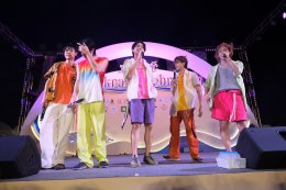 ICONSIAM Songkran Day 7, tourists playing in the water overflowing Join in admiring Miss Songkran Mahothon Devi Dearna Flipo, a beautiful and elegant Thai woman. Open the water play area and watch mini concerts continuously until 21 April.