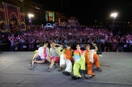 ICONSIAM Songkran Day 7, tourists playing in the water overflowing Join in admiring Miss Songkran Mahothon Devi Dearna Flipo, a beautiful and elegant Thai woman. Open the water play area and watch mini concerts continuously until 21 April.