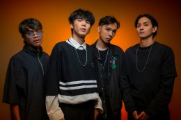 時計！ テロミュージック発の新鋭4人組ポップパンクバンド「MOLON（モロン）」が、単なる曲名ではない刺激的な初シングル「Din Daeng」をリリース。 しかしそれは音楽の道への夢への恋の始まりだった。