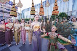 ICONSIAM Songkran Day 7, tourists playing in the water overflowing Join in admiring Miss Songkran Mahothon Devi Dearna Flipo, a beautiful and elegant Thai woman. Open the water play area and watch mini concerts continuously until 21 April.