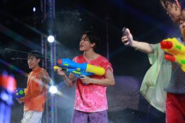 ICONSIAM Songkran Day 7, tourists playing in the water overflowing Join in admiring Miss Songkran Mahothon Devi Dearna Flipo, a beautiful and elegant Thai woman. Open the water play area and watch mini concerts continuously until 21 April.