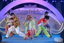 ICONSIAM Songkran Day 7, tourists playing in the water overflowing Join in admiring Miss Songkran Mahothon Devi Dearna Flipo, a beautiful and elegant Thai woman. Open the water play area and watch mini concerts continuously until 21 April.