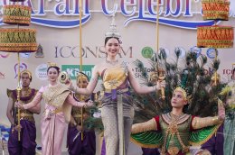 ICONSIAM Songkran Day 7, tourists playing in the water overflowing Join in admiring Miss Songkran Mahothon Devi Dearna Flipo, a beautiful and elegant Thai woman. Open the water play area and watch mini concerts continuously until 21 April.