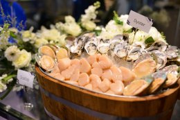 Earth-Win 태그 팀 Berry Berry 한국 해산물 파심.  '2022 K-Seafood Flavorful Night Tasting Party'에서.