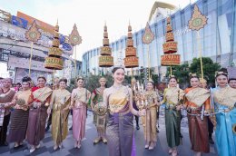 ICONSIAM Songkran Day 7, tourists playing in the water overflowing Join in admiring Miss Songkran Mahothon Devi Dearna Flipo, a beautiful and elegant Thai woman. Open the water play area and watch mini concerts continuously until 21 April.