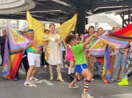 英法-夏洛特-布克科-拉薩米哈伊引領藝人揮舞著平等的彩虹旗。