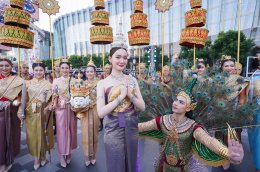 ICONSIAM Songkran Day 7, tourists playing in the water overflowing Join in admiring Miss Songkran Mahothon Devi Dearna Flipo, a beautiful and elegant Thai woman. Open the water play area and watch mini concerts continuously until 21 April.