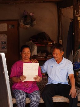 「Kaothip Thidadin」の悲しい歌「Lonely Landscape」は、一人で故郷に戻った夫婦の実生活を語っています。