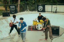 時計！ テロミュージック発の新鋭4人組ポップパンクバンド「MOLON（モロン）」が、単なる曲名ではない刺激的な初シングル「Din Daeng」をリリース。 しかしそれは音楽の道への夢への恋の始まりだった。