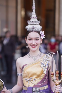 ICONSIAM Songkran Day 7, tourists playing in the water overflowing Join in admiring Miss Songkran Mahothon Devi Dearna Flipo, a beautiful and elegant Thai woman. Open the water play area and watch mini concerts continuously until 21 April.