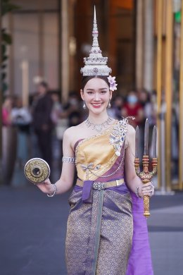 ICONSIAM Songkran Day 7, tourists playing in the water overflowing Join in admiring Miss Songkran Mahothon Devi Dearna Flipo, a beautiful and elegant Thai woman. Open the water play area and watch mini concerts continuously until 21 April.