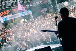 SCRUBB는 중국에서 음악과 예술을 결합하는 행사인 壹城YiCheng Park(One City Park) ·음악 및 예술 축제에 공연하도록 초대된 최초의 태국 예술가입니다. 예상보다 반응이 좋았다.