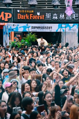 SCRUBB是第一位受邀在中國音樂與藝術結合的壹城壹城公園·音樂藝術節演出的泰國藝術家。反響優於預期。